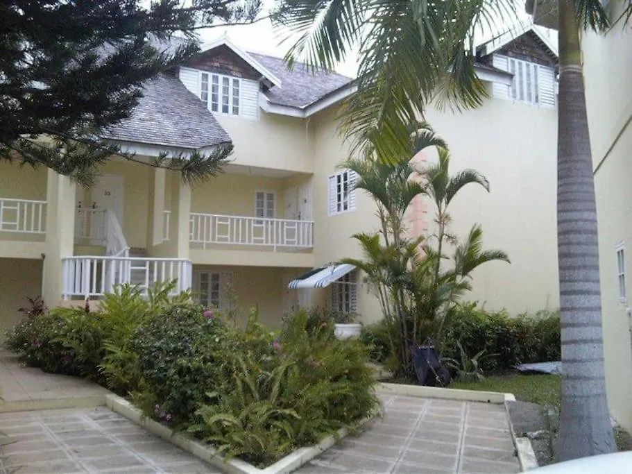 Stylish Studio Apt Ac, Balcony, Parking, Pool Ocho Rios