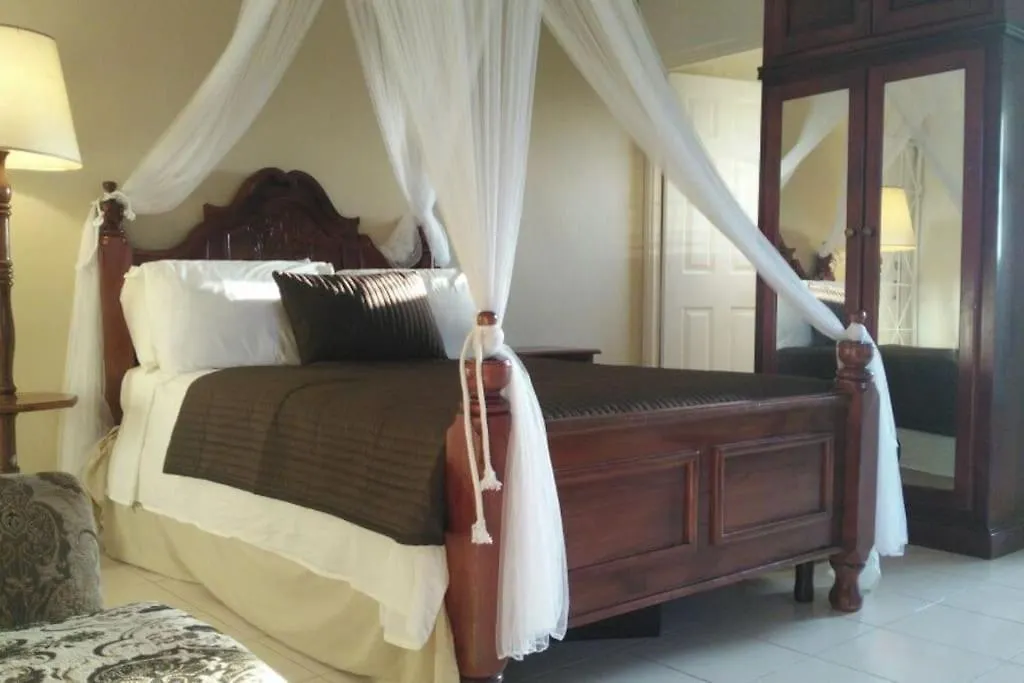 Stylish Studio Apt Ac, Balcony, Parking, Pool Ocho Rios