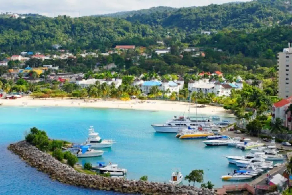 Stylish Studio Apt Ac, Balcony, Parking, Pool Ocho Rios Jamajka